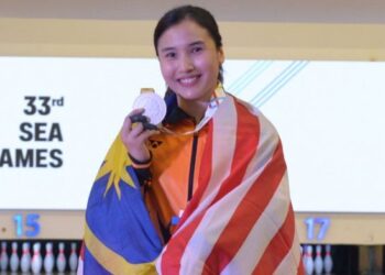 Natasha Mohamed Roslan meraih pingat perak dalam acara boling individu Sukan SEA 2025 di Bangkok, kelmarin. - IHSAN MSN