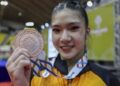 Ng Joe Ee menunjukkan pingat gangsa dimenanginya dalam acara individu Sukan SEA Thailand 2025 di Bangkok. - UTUSAN/ FARIZ RUSADIO