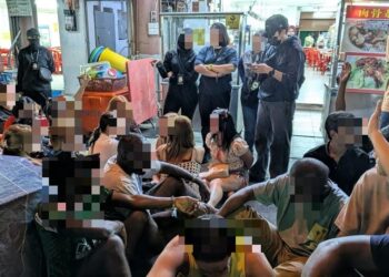 KAWASAN sekitar Jalan Klang Lama di ibu negara yang menjadi tumpuan pendatang asing tanpa izin (PATI) dari benua Afrika digempur Jabatan Imigresen Malaysia (JIM) semalam.