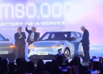 ANWAR Ibrahim (dua dari kiri) pada Majlis Peluncuran EV pertama Perodua di Menara Kementerian Pelaburan, Perdagangan dan Industri (MITI) di sini. - UTUSAN/ FARIZ RUSADIO