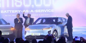 ANWAR Ibrahim (dua dari kiri) pada Majlis Peluncuran EV pertama Perodua di Menara Kementerian Pelaburan, Perdagangan dan Industri (MITI) di sini. - UTUSAN/ FARIZ RUSADIO