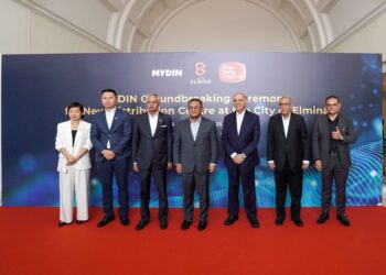 AMIRUDIN Shari (tengah) merasmikan Majlis Pecah Tanah Pusat Pengedaran Automasi Mydin yang akan dibina oleh Sime Darby Property, di Elmina, hari ini.