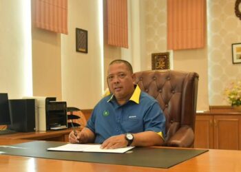 ABU Bakar Hamzah memulakan tugas sebagai Menteri Besar baharu di pejabat Menteri Besar, Kangar, Perlis semalam. - UTUSAN/IZLIZAN OTHMAN