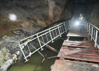 BANJIR besar melanda Perlis menyebabkan kemusnahan di Gua Kelam yang menyaksikan jambatan di dalam gua tersebut terputus memerlukan kerja-kerja naik taraf semula di Gua Kelam, Padang Besar, Perlis semalam. - UTUSAN/IZLIZAN OTHMAN