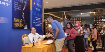 ANWAR Ibrahim beramah mesra bersama pengunjung yang mahu mendapatkan tandatangannya sempena majlis pelancaran buku terbaharu beliau, Rethinking Ourselves di Tsutaya Books, Pavilion
Bukit Jalil, Kuala Lumpur semalam.