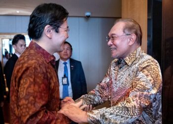 ANWAR Ibrahim bersama Lawrence Wong pada mesyuarat empat mata di Singapura, semalam. – FATH RIZAL/Pejabat Perdana Menteri