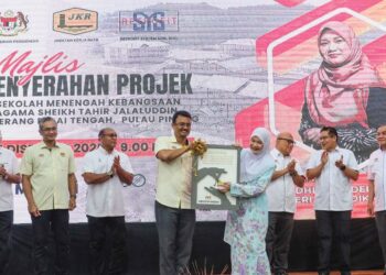 FADHLINA Sidek pada Majlis Penyerahan Sekolah Baharu 20 Bilik Darjah, Asrama dan Kemudahan Lain di Sekolah Menengah Kebangsaan Agama (SMKA) Sheikh Tahir Jalaluddin, Seberang Perai Tengah, semalam.-UTUSAN/DANIAL SAAD