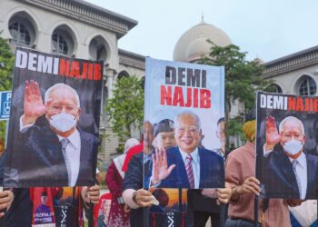 SEBAHAGIAN penyokong Najib Razak memberi sokongan ketika mendengar keputusan akhir pembelaan kes penyelewengan dana RM2.3 bilion di Mahkamah Putrajaya, semalam. – UTUSAN/AMIR KHALID