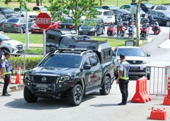 NAJIB Razak dibawa menaiki kenderaan Jabatan Penjara tiba di Istana Kehakiman Putrajaya, semalam. – UTUSAN/AMIR KHALID