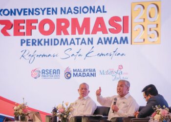 AHMAD Zahid Hamidi pada forum Konvensyen Nasional Reformasi Perkhidmatan Awam sempena program Rancakkan Madani Bersama Malaysiaku di Putrajaya semalam. Turut kelihatan Fadillah Yusof. - UTUSAN/FAIZ ALIF ZUBIR