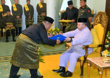 TUANKU Syed Sirajuddin Jamalullail mengurniakan watikah pelantikan Menteri Besar Perlis yang baharu kepada Abu Bakar Hamzah pada Majlis Pelantikan dan Mengangkat Sumpah Jawatan Menteri Besar Perlis Yang Baharu di Istana Arau, semalam. – UTUSAN/IZLIZAN OTHMAN