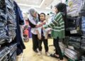 SITI Aznur Mohd Salleh mencuba pakaian sekolah kepada anaknya, Asyraf Shiraz Aznee Hanafis sebagai persiapan menjelang pembukaan sesi persekolahan 2026 ketika tinjauan di sebuah pusat beli belah di ibu kota semalam. – UTUSAN/FARIZ RUSADIO