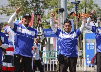(DUA dari kiri) Mohd. Juwaidi Mazuki, Alang Ariff Aqil Muhammad Ghazalli dan Muhammad Aiman Syafiq Mohd Tariki menewaskan Thailand dalam acara akhir berpasukan pada Sukan SEA Thailand 2025 di Bangkok, semalam. - UTUSAN/FARIZ RUSADIO