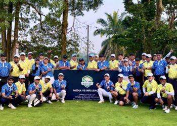 PARA peserta media tempatan dan pempengaruh merakam detik bersama sebelum memulakan Kejohanan Piala Media 2025 anjuran Tasik Puteri Golf & Country Club (TPGCC) di Rawang, semalam.