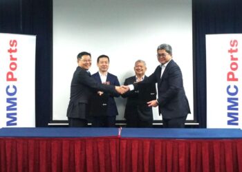 AZMAN Shah Mohd Yusof (kanan) dan Steven Huang (kiri) bertukar dokumen MoU) di ibu pejabat MMC Ports di Kuala Lumpur.