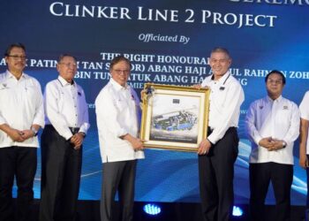 ABANG Johari Tun Openg (tiga) dari kiri) pada majlis pecah tanah bagi pembinaan Clinker Line 2 di Mambong baru-baru ini.