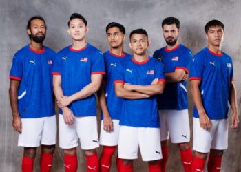 REKAAN jersi ketiga Harimau Malaya tampil dalam kombinasi warna biru dan merah yang cukup menonjol. -IHSAN PUMA MALAYSIA