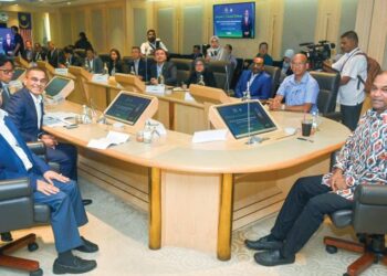 R. RAMANAN (kanan) hadir pada lawatan kerja rasmi di Menara Perkeso, Kuala Lumpur, semalam. 
– UTUSAN/ISKANDAR ISHAK