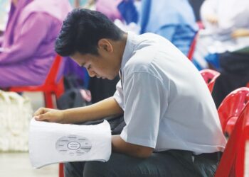 DENGAN adanya media sosial yang susah untuk dikawal, anak-anak kita mudah terpengaruh dengan budaya Barat seperti hedonisme dan pornografi.