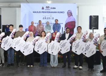 ZALIHA (belakang, dua dari kanan) dan Farizal (belakang, kanan) serta tetamu kehormat bersama 10 pembeli Residensi Akasia Jubilee yang menerima kunci kediaman baharu mereka pada Majlis Penyerahan Kunci Residensi Akasia Jubilee, di Kuala Lumpur, hari ini.