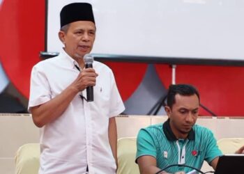 RAZAK DAUD (berdiri)