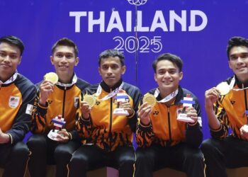 Skuad negara yang memenangi pingat emas selepas menewaskan Vietnam dalam aksi akhir sepak takraw di Sukan SEA 2025 Thailand, baru-baru ini. - UTUSAN/FARIZ RUSADIO