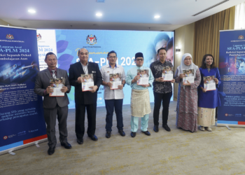 Dr Mohd. Azam Ahmad (empat dari kanan) menunjukkan buku Laporan SEA-PLM 2024 pada majlis pengumuman SEA-PLM 2024 di Kementerian Pendidikan, Putrajaya, Jumaat lalu. - UTUSAN/FAISOL MUSTAFA