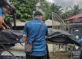POLIS membawa mayat seorang wanita yang ditemukan di dalam beg yang ditanam dibelakang sebuah rumah tidak berpenghuni di Jalan Pedas-Linggi, Rembau hari ini.