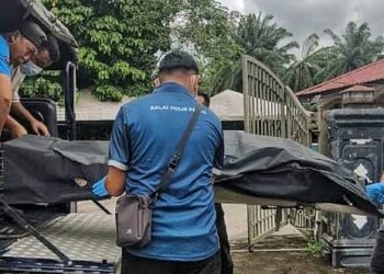 POLIS membawa mayat seorang wanita yang ditemukan di dalam beg yang ditanam dibelakang sebuah rumah tidak berpenghuni di Jalan Pedas-Linggi, Rembau hari ini.