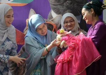 TUNKU Azizah Aminah Maimunah Iskandariah menyapa Manja ketika pameran baru-baru ini.