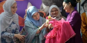 TUNKU Azizah Aminah Maimunah Iskandariah menyapa Manja ketika pameran baru-baru ini.