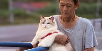 Ong Tai Bih melakukan rutin harian membawa Xavier bersiar-siar.