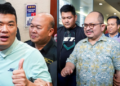 SHAMSUL Iskandar Mohd Akin dan Albert Tei ketika hadir di Mahkamah Sesyen Kuala Lumpur, semalam. – UTUSAN/SHIDDIEQIIN ZON