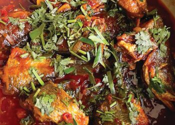 Rasa kuah yang pekat, masam dan manis memikat selera.