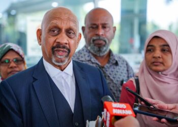 NARAN Singh (kiri) bersama ibu Allahyarham, Ummu Haiman Bee Daulatgun. – UTUSAN/SADDAM YUSOFF