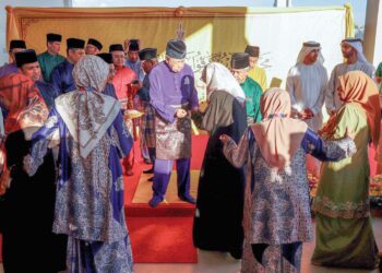 SULTAN Sharafuddin Idris Shah berkenan memanfaatkan setiap kali bulan Ramadan untuk menemui rakyat dan menyampaikan sumbangan kepada mereka yang memerlukan.