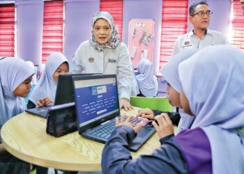 JULINA Johan melihat kemudahan proses PdP yang terdapat di SK Sikamat, Seremban, Negeri Sembilan, semalam.