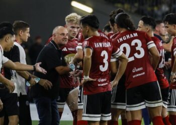 Jean Paul de Marigny memberi arahan kepada pemain Sabah pada perlawanan akhir Piala FA menentang Johor Darul Ta'zim (JDT) di Stadium Nasional Bukit Jalil, kelmarin. - UTUSAN/SHIDDIEQIIN ZON