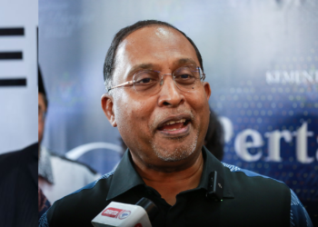 DARI Kiri: SAIFUDDIN NASUTION ISMAIL, DR. ZAMBRY ABDUL KADIR dan DR. MOHD. NA'IM MOKHTAR