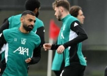 Mohamed Salah semakin diketepikan apabila sekadar memanaskan bangku simpanan dalam aksi Liverpool menentang Leeds United, kelmarin. - AFP  