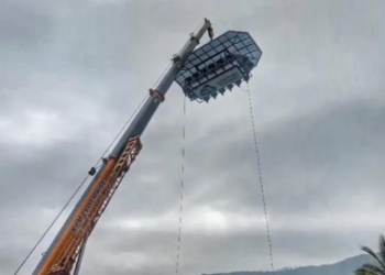 EMPAT sekeluarga termasuk dua kanak-kanak terperangkap selama lebih dua jam atas restoran sky-dining 
di Kerala, India. 
– AGENSI