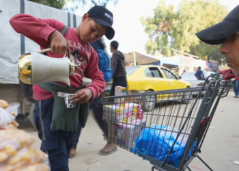 MOHAMMED Ashour menuang kopi kepada pelanggan di tepi jalan di Gaza. – AGENSI