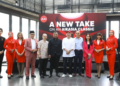 TONY Fernandes (enam dari kiri) dan Suhaila Hassan (empat dari kanan) semasa memperkenalkan pembaharuan polisi pemakaian seragam menjelang Ramadan 2026.