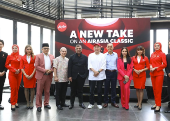 TONY Fernandes (enam dari kiri) dan Suhaila Hassan (empat dari kanan) semasa memperkenalkan pembaharuan polisi pemakaian seragam menjelang Ramadan 2026.