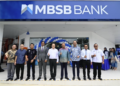 DARI kiri, Pengarah Wilayah Selatan, Tan Chee Keng, Pelanggan Bernilai MBSB Bank, Ong Show Cer, Ketua Balai Polis Kulai, Insp. Mohd Fatin Mohd Radzi, Ketua Kumpulan Perbankan Pengguna MBSB, Usman Ghouse, Ahli Dewan Undangan Negeri (ADUN) Senai, Wong Bor Yang, Ketua Pegawai Eksekutif Kumpulan MBSB, Rafe Haneef, Ketua Saluran Pengedaran Cawangan, Nazzi Beck, Pengurus Cawangan MBSB Bank Kulai, Erwin Syah dan Akauntan Kanan, Lembaga Pelabuhan Johor, Dr. Azhar Hasrin.