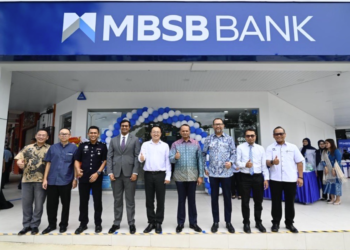 DARI kiri, Pengarah Wilayah Selatan, Tan Chee Keng, Pelanggan Bernilai MBSB Bank, Ong Show Cer, Ketua Balai Polis Kulai, Insp. Mohd Fatin Mohd Radzi, Ketua Kumpulan Perbankan Pengguna MBSB, Usman Ghouse, Ahli Dewan Undangan Negeri (ADUN) Senai, Wong Bor Yang, Ketua Pegawai Eksekutif Kumpulan MBSB, Rafe Haneef, Ketua Saluran Pengedaran Cawangan, Nazzi Beck, Pengurus Cawangan MBSB Bank Kulai, Erwin Syah dan Akauntan Kanan, Lembaga Pelabuhan Johor, Dr. Azhar Hasrin.