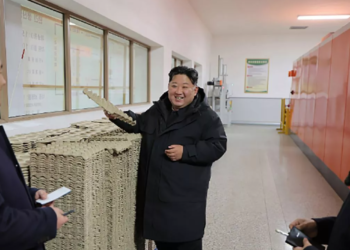 KIM JONG-UN melawat satu daripada kilang kertas di Korea Utara. – AGENSI
