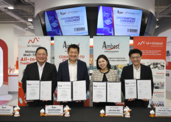 TAN Beng Beng (dua dari kiri) selepas menandatangani perjanjian taja jamin dengan Malacca Securities Sdn. Bhd. (Malacca Securities).