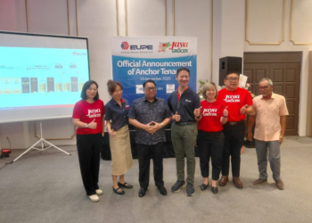 BEH Huck Lee (tengah) bersama Yang Dipertua Majlis Perbandaran Sungai Petani, Tunku Iskandar Shah Tunku Muszaffar Shah (tiga kiri) dan tetamu lain selepas mendengar taklimat pembangunan Edgewater di Kelab Cinta Sayang, Sungai Petani.