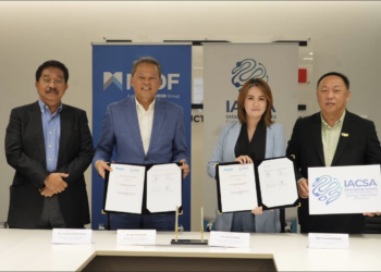 TAN Sri Abdul Rahman Mamat (kiri), Pengerusi MIDF Berhad bersama Ketua Bahagian Pembiayaan Pembangunan, MIDF Berhad, Azizi Mustafa (dua kiri) dan Presiden dan Ahli Lembaga IIPCC Malaysia serta Presiden Pengasas IACSA, Prof Patricia Chung (dua kanan) pada majlis pemeteraian kerjasama strategik antara MIDF Berhad dan IACSA di Kuala Lumpur.